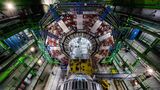 Blick in den CMS-Detektor am LHC des CERN in Genf, Schweiz. Hier suchen Forschende des KIT mit internationalen Partnern Antworten auf Fragen zum Aufbau der Materie. (© Max Brice, CERN).